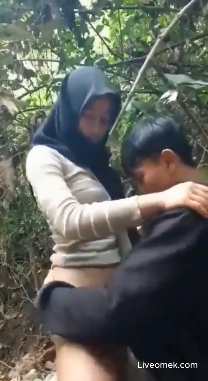 Film Viral Ukhti sedang "Wikwik" di Bawah Pohon Rindang